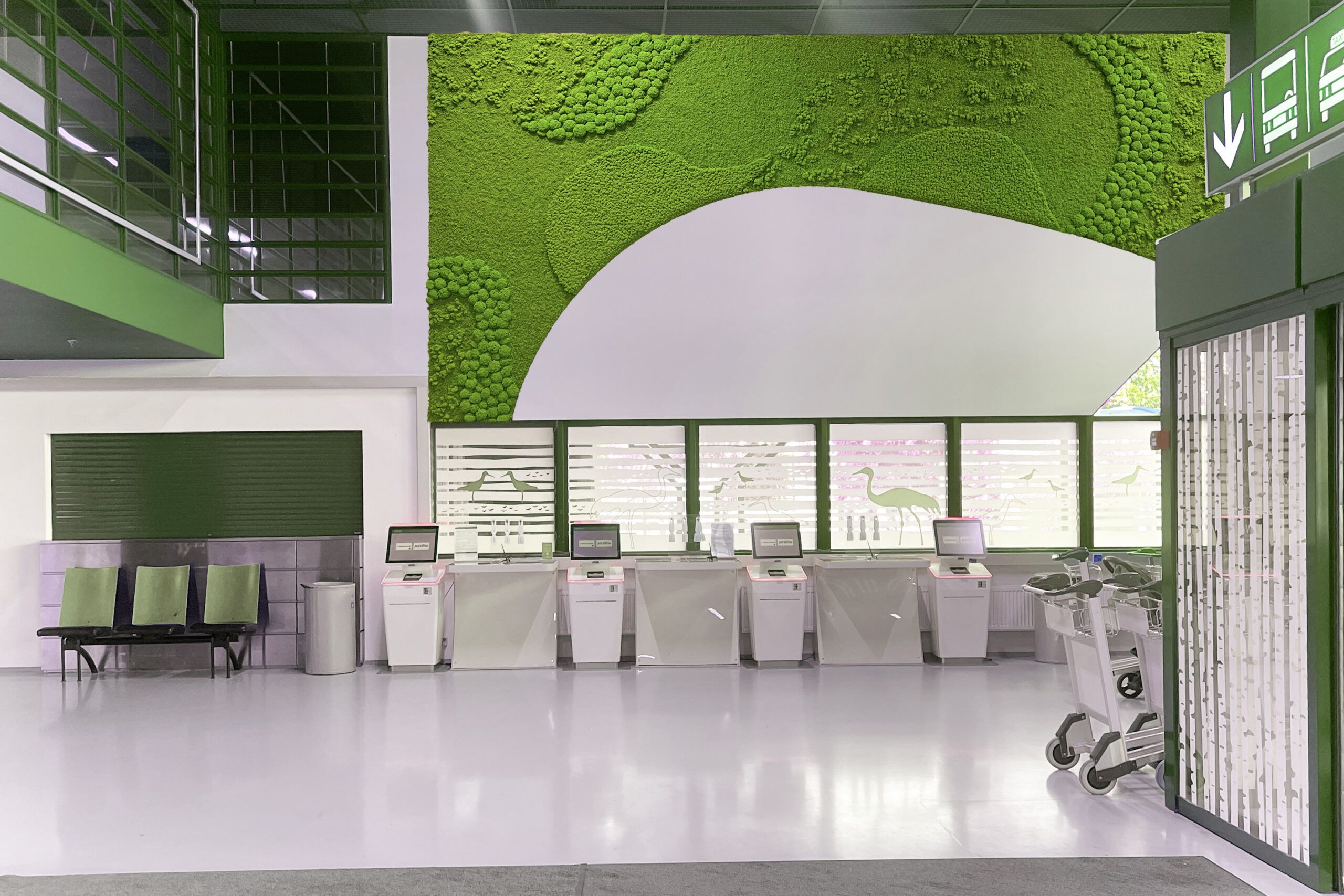 3-2_Oulunsalon_Lentokentta_Sisaantulo_Seina